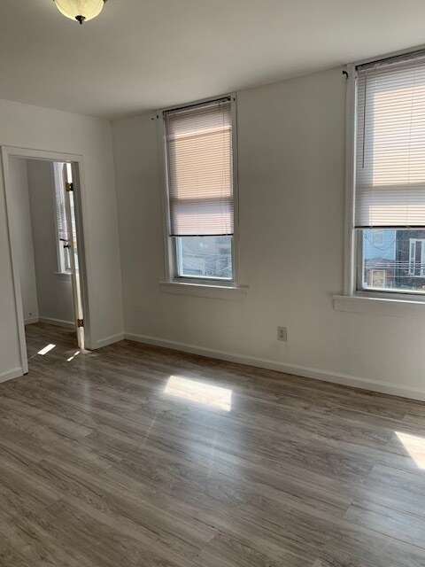 Building Photo - 26 Zabriskie St