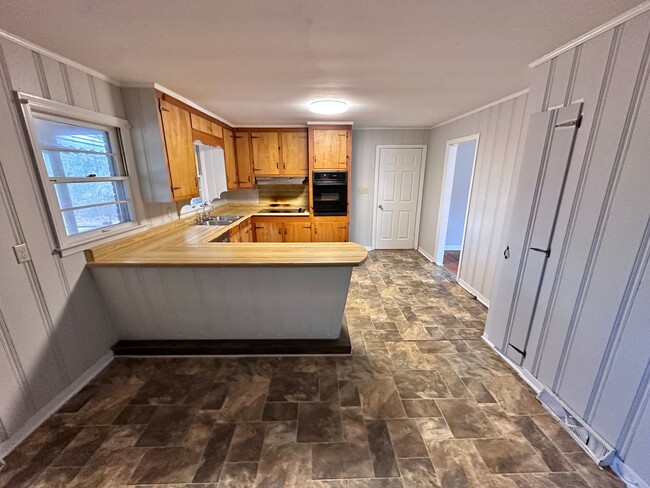 Building Photo - 2 Bedrooms- 1 Bathroom- House in West Rome!