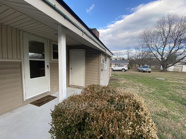 Building Photo - 1012 Julian Dr