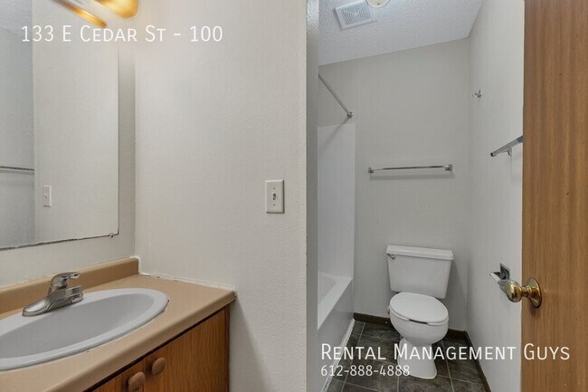 Building Photo - 133 Cedar St E