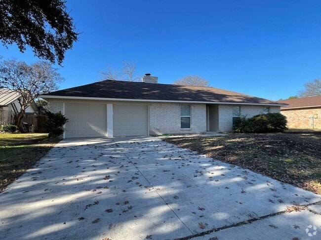 Building Photo - 129 Clear Oak