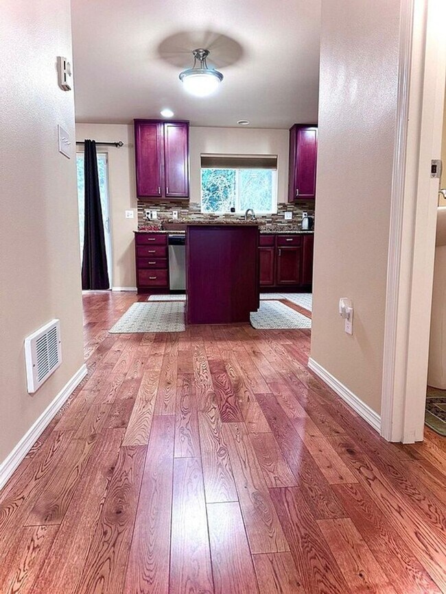 Foto del edificio - Beautiful 3 Bedroom Home on Greenbelt – Re...