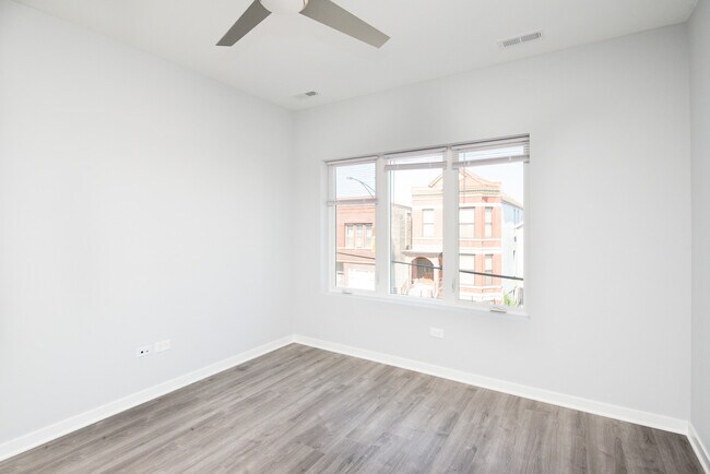 Foto del edificio - 1813 W Cermak Rd