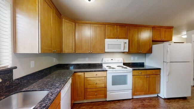 Foto del edificio - Spacious Updated 2 Bedroom Apartment in Tacoma-Granite Counters, W/D, Reserved Parking Space!