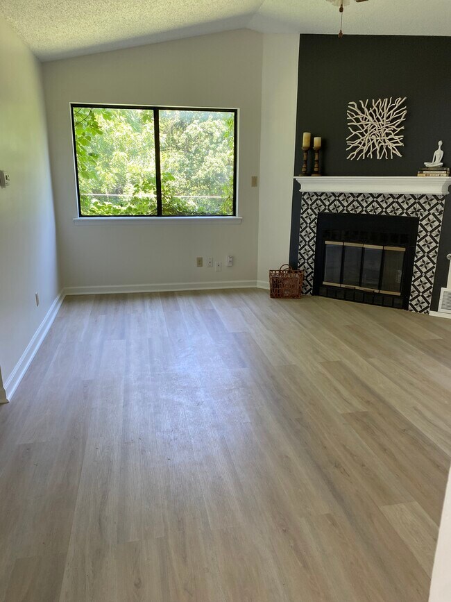 Foto del edificio - 8153 Holmes Rd