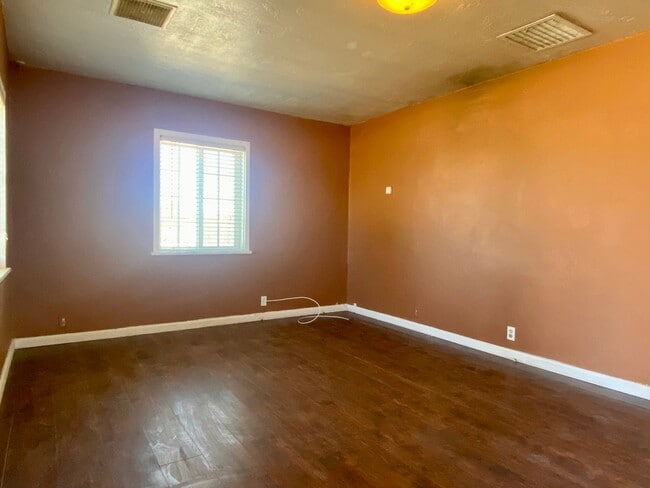 Building Photo - AVAILABLE JUNE 1!!