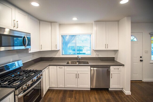 Building Photo - 2207 E Daily Dr