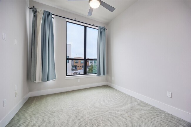 Foto del edificio - 2401 Crawford St