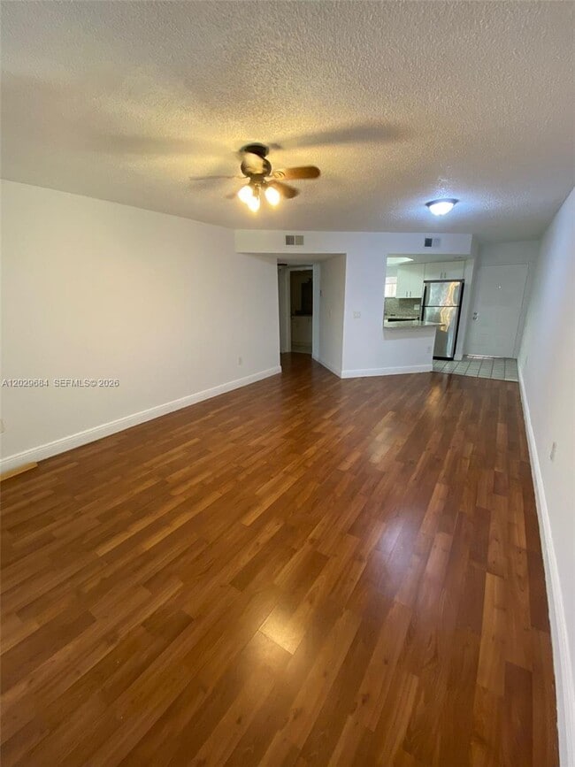 Foto del edificio - 8323 Lake Dr