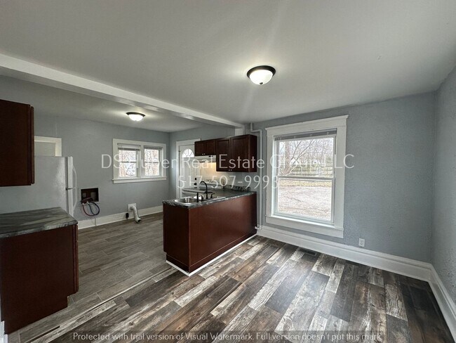 Building Photo - Beautiful 4 bedroom 1 bath recently updated