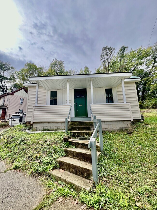 Building Photo - 400 White Ave