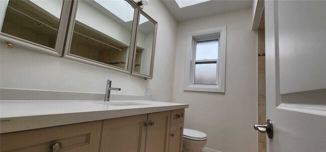 Building Photo - 19 Ridgemount Rd