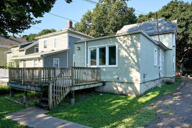 Foto del edificio - Charming 4-Bedroom Home with Gleaming Hardwood Floors in Vibrant Minneapolis Neighborhood!