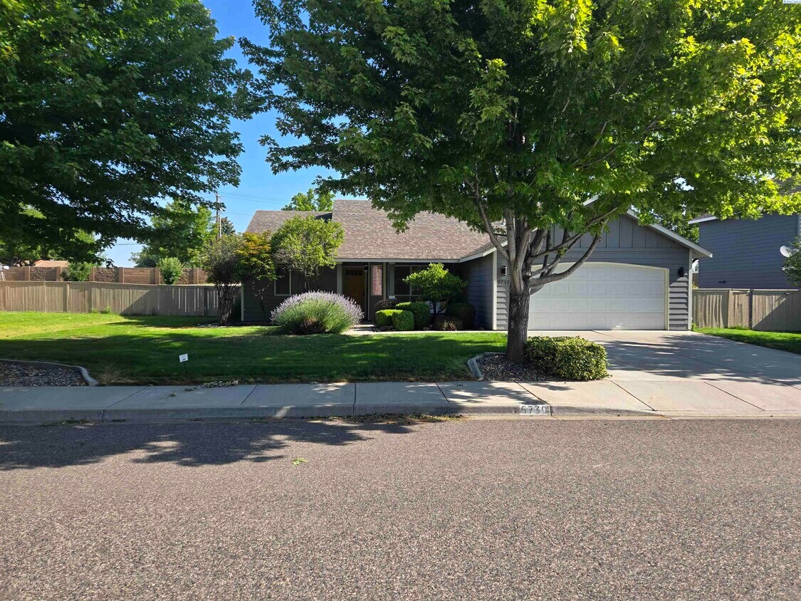 Foto principal - Professional Yard Care Included