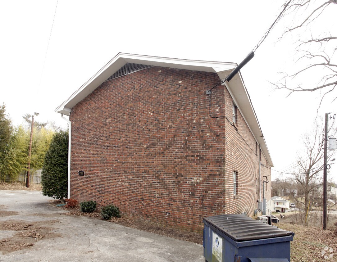 Building Photo - 2700 Holbrook Dr
