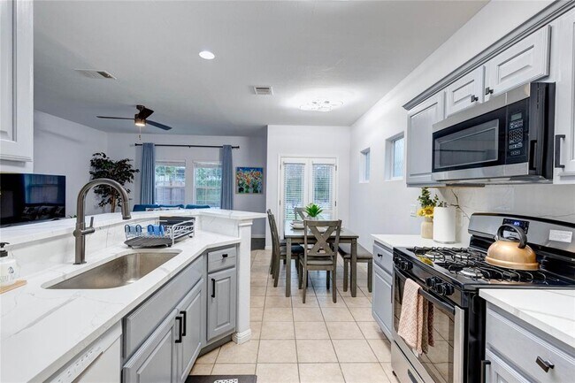 Foto del edificio - 7510 Lazy Creek Dr