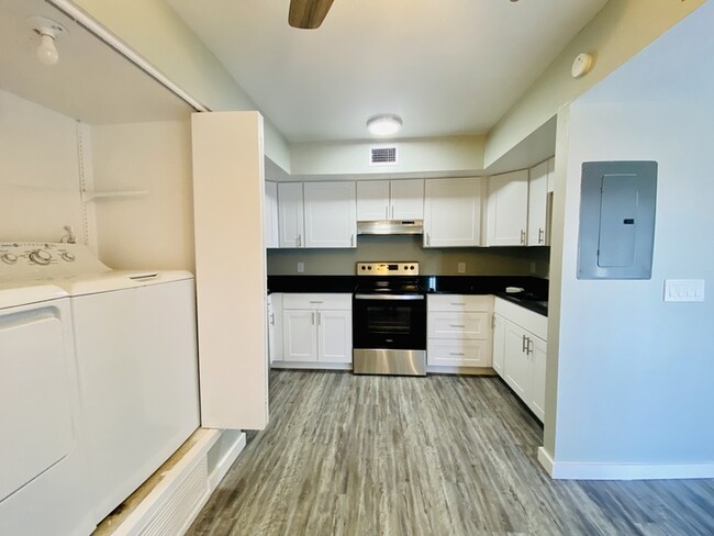 Foto del edificio - Renovated Townhome with Spacious Yard! W/D...