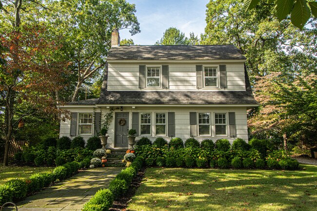 Absolutely Charming Colonial - 509 Pine Acres Blvd