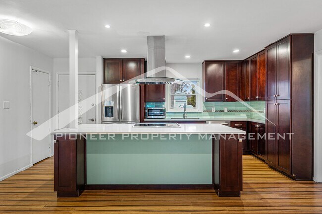 Building Photo - Spacious Home with Fenced Yard and Washer/...