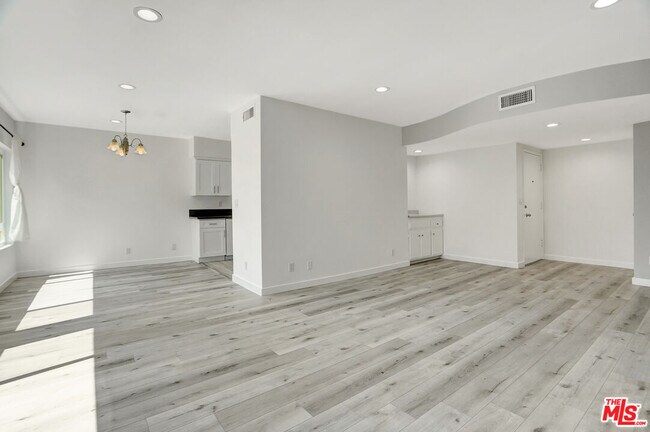 Building Photo - 10823 Camarillo St