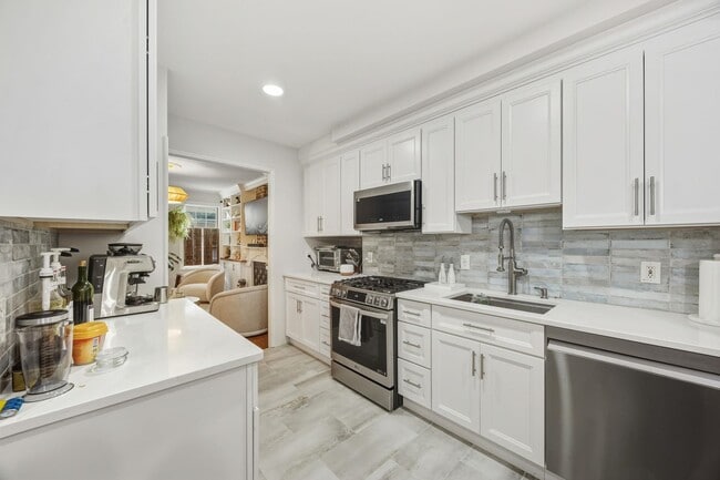 Building Photo - 135 Van Horne St