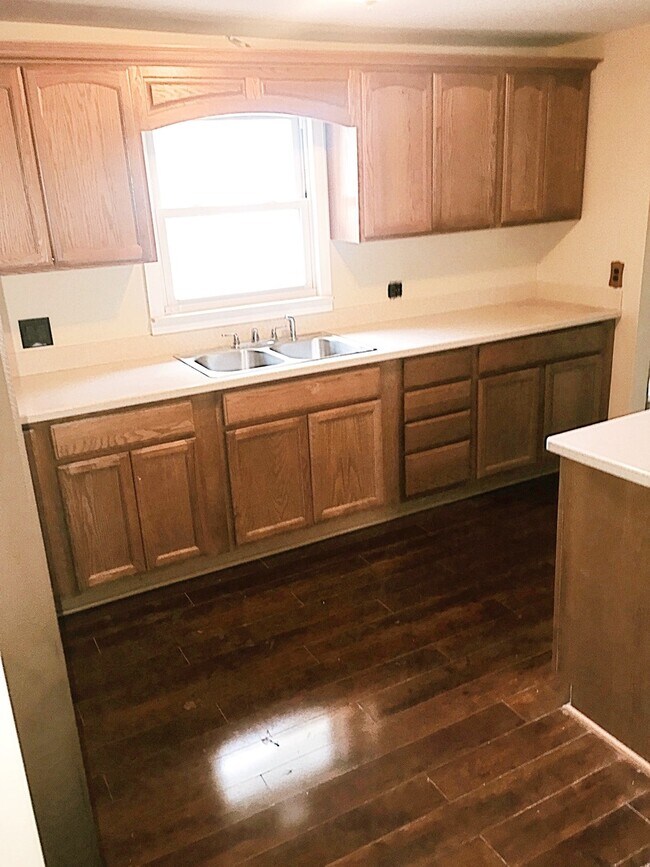 Foto del edificio - 2 bedroom/ 1 bathroom ranch with porch on ...