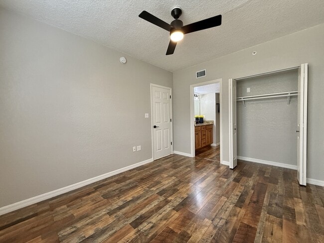 Building Photo - 2954 Sadina St