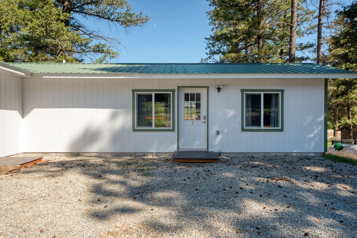 Charming Furnished Cottage Near the Woods House Rental in Kila, MT