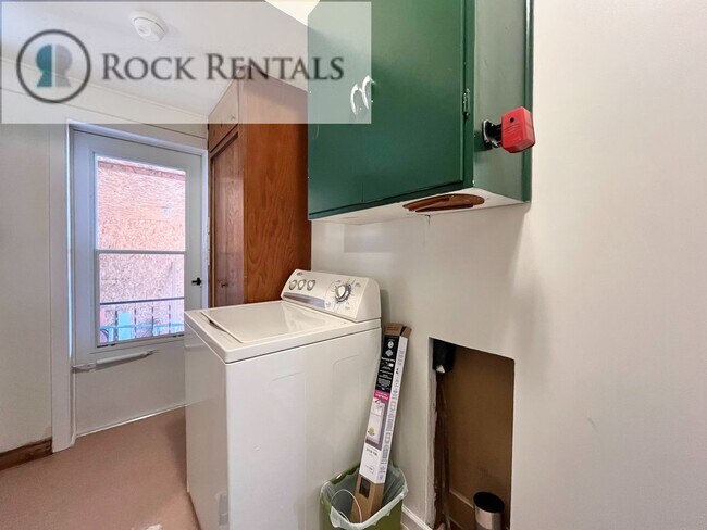 Foto del edificio - 2 Bed 1 Bath Country Home with New Basement