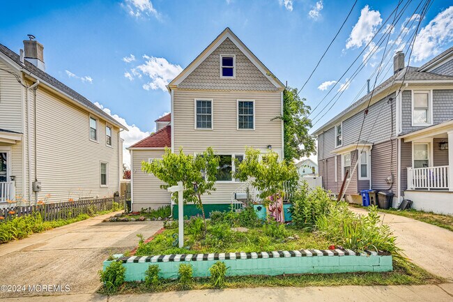 Building Photo - 14 Cedar St