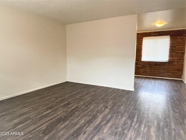 Building Photo - 1008 S Dorsey Ln
