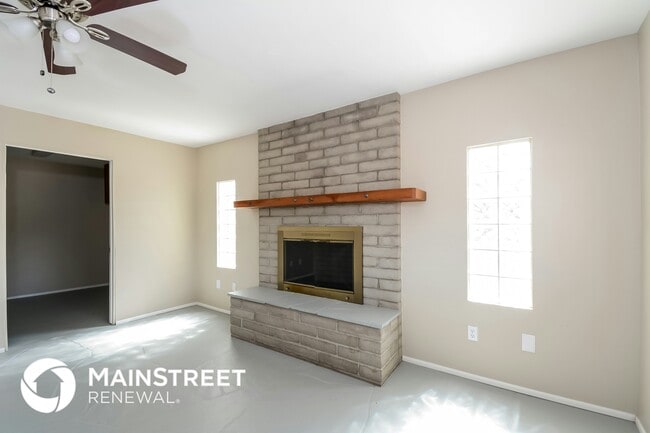 Building Photo - 1808 W Riverview St