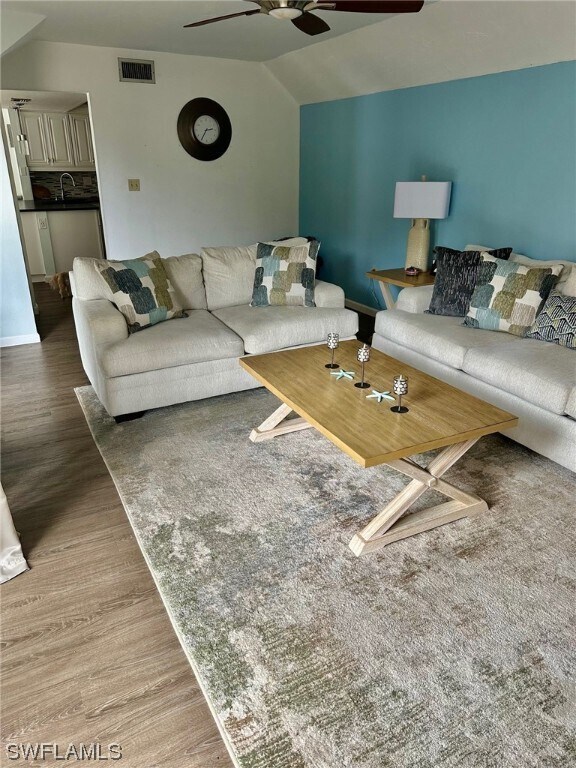 Foto del edificio - 10945 Meadow Lark Cove Dr
