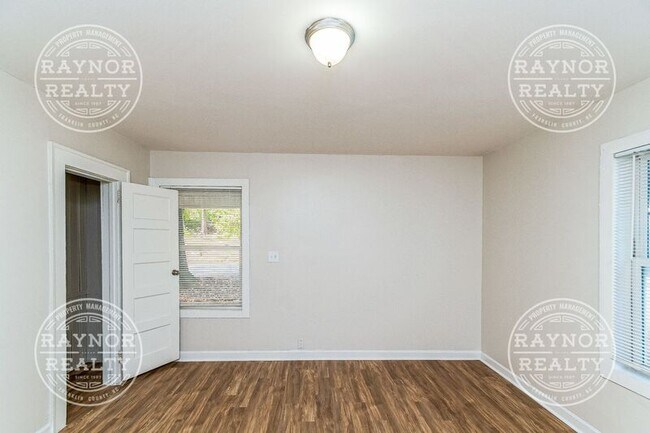 Foto del edificio - 117 S Briggs Ave