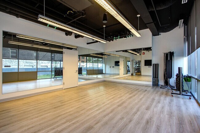Building Photo - 633 N Wells St