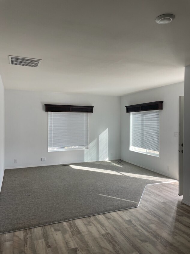 Foto del edificio - 396 Loveridge Dr