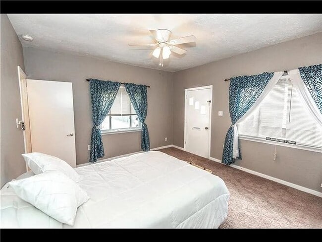 Building Photo - 3 bedroom - great location, central air, laundry.