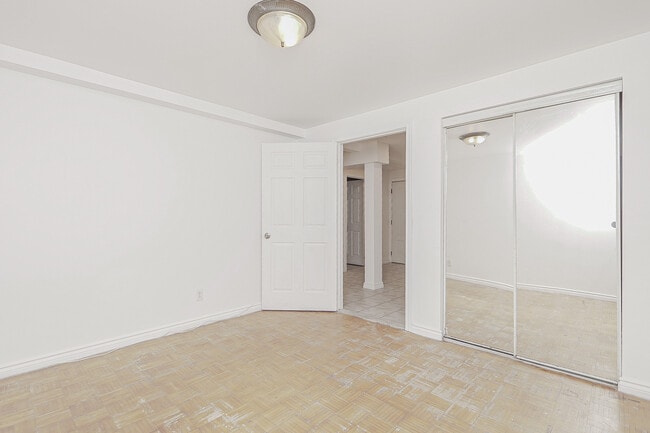 Building Photo - 5651 Boul Henri-Bourassa E