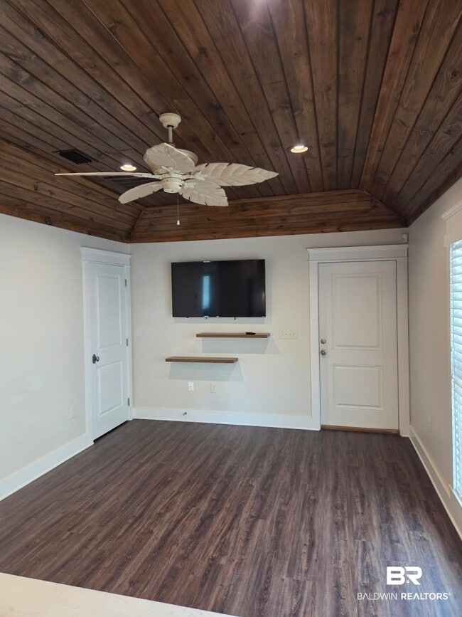 Building Photo - 818 Manci Ave