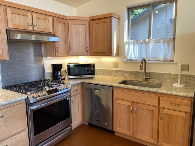 Building Photo - Absolutely gorgeous, high efficiency one bedroom with W/D & garage between Eureka & Arcata