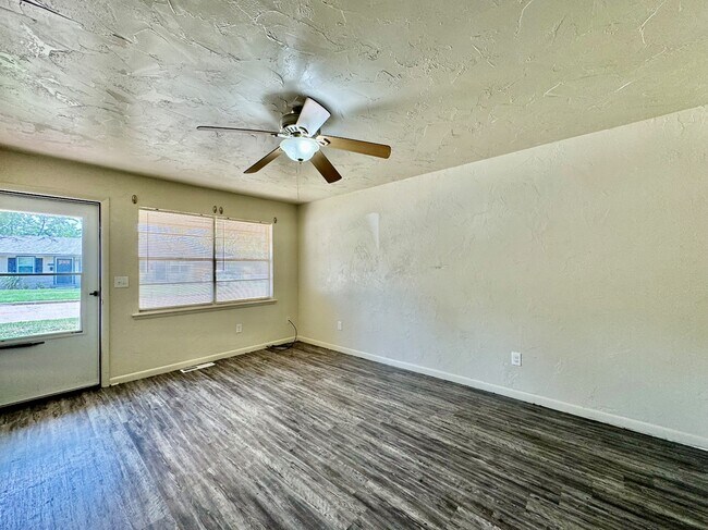 Foto del edificio - 528 N Baumann Ave