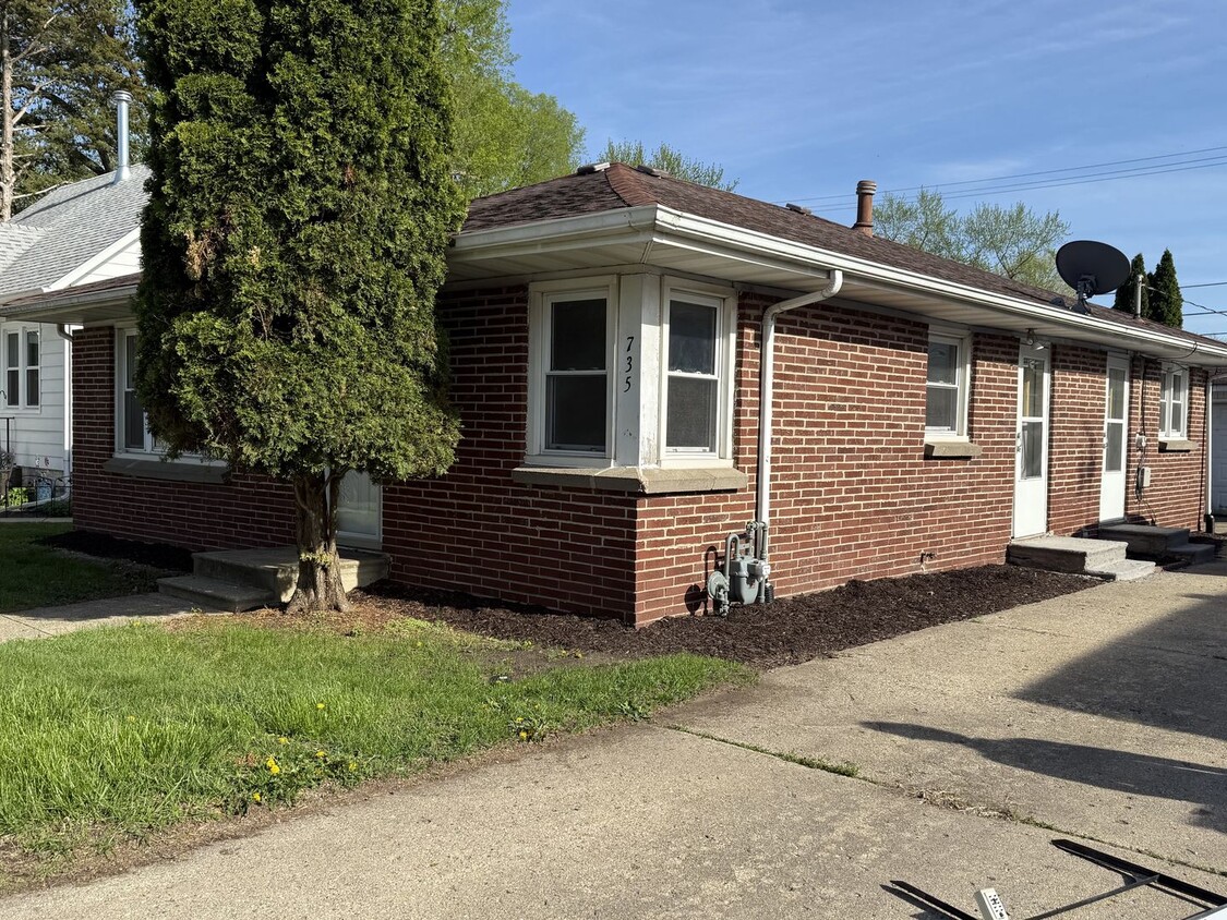 Primary Photo - 735 Armstrong St