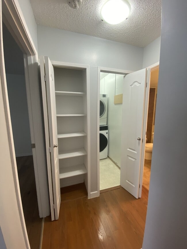 Building Photo - 245 Kingsmere Blvd