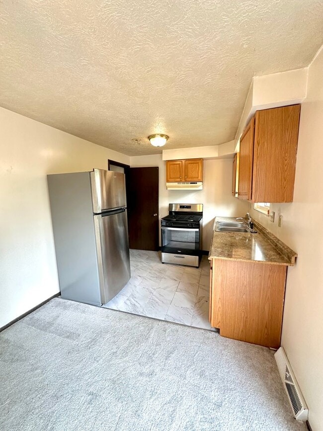 Building Photo - Well-Maintained 2 Bed, 1 Bath Townhome in West Mifflin - Private Balcony, Central AC & Heat - Ava...
