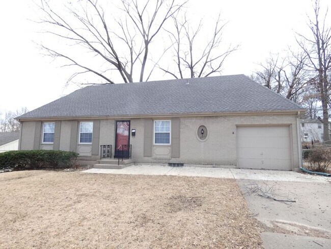 Building Photo - Beautiful Home In North Kansas City School...