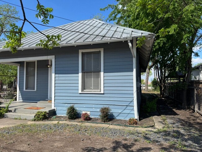 Foto del edificio - Fully Restored 2BR Classic Near Downtown Dignowity Hill