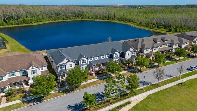 Foto del edificio - Unique 3 bedroom-2/1/2 Bath at Randal Park