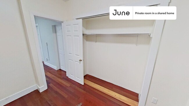 Foto del edificio - Private bedroom in 5 bed/2 bath Home