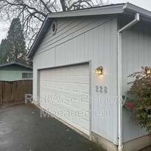Building Photo - 228 SW Westholm Ave