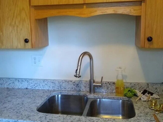 Building Photo - 852 Hadley Rd